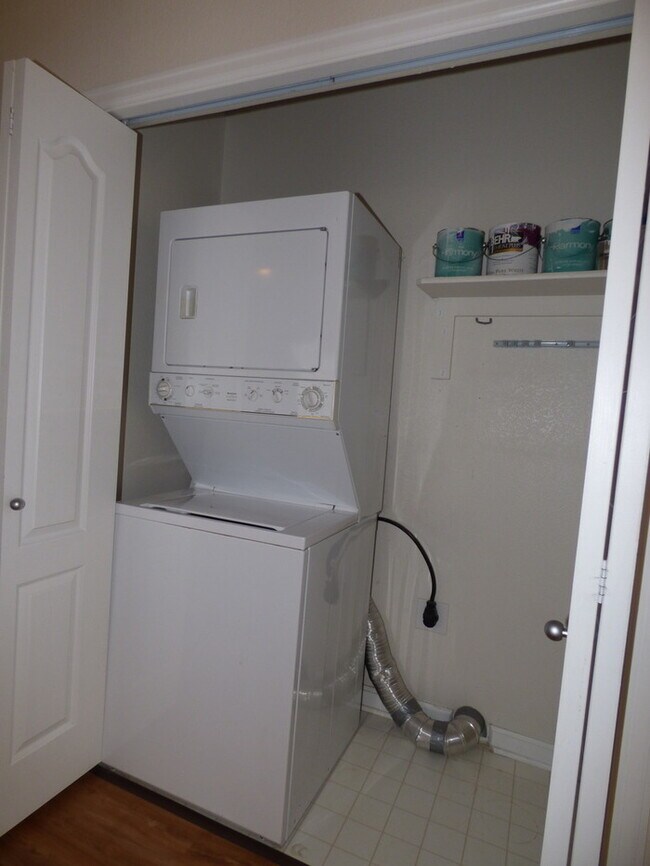 Building Photo - MUST SEE 2 Bed/2 Bath Condo in the Lakesho...