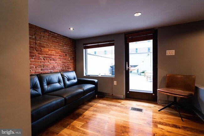 Building Photo - 1728 Chestnut St
