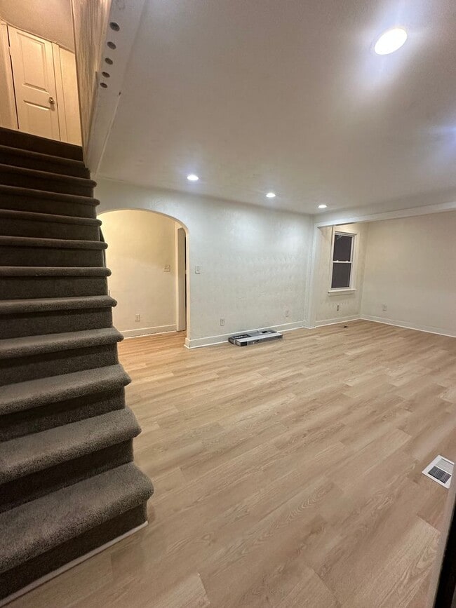 Building Photo - Fully renovated Cape Cod house!