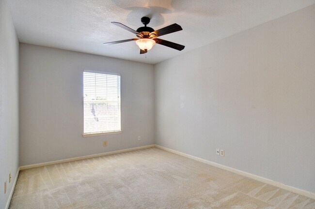 Building Photo - 3 Bedroom Home - Ridglea Country Club Estates