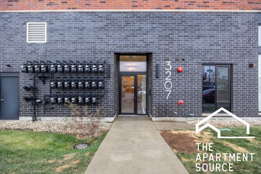 Building Photo - 6340 W Belmont Ave