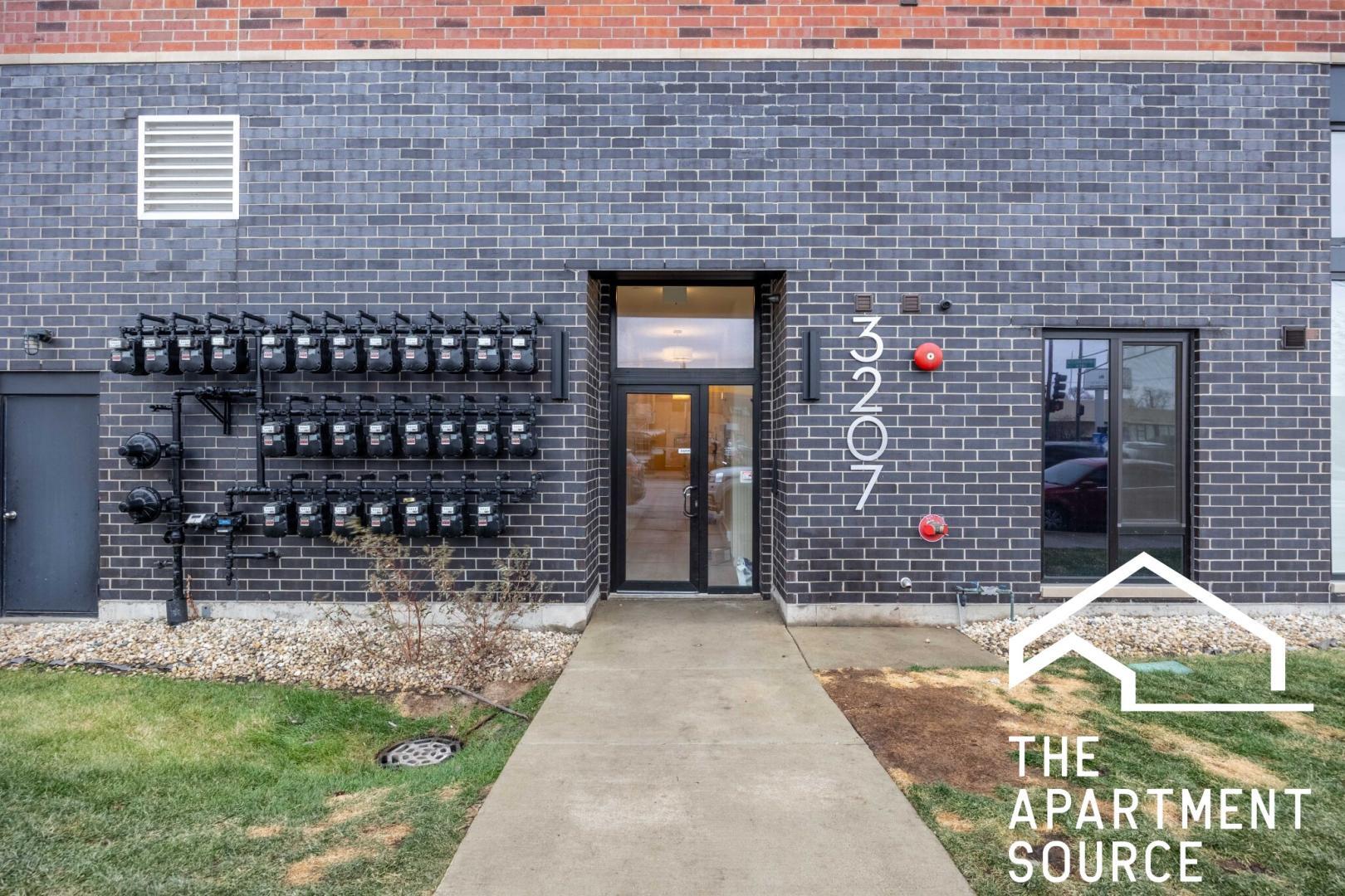 Building Photo - 6340 W Belmont Ave