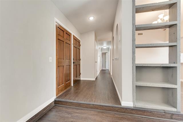 Building Photo - 2218 Meadowglen Dr