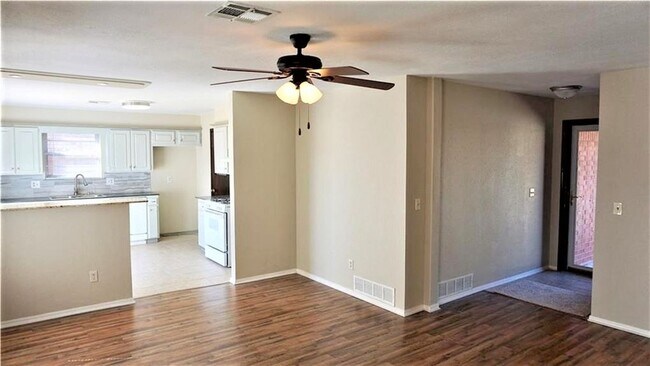 Building Photo - 212 Shadybrook Pl