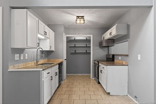 Building Photo - 2415 Moss Terrace