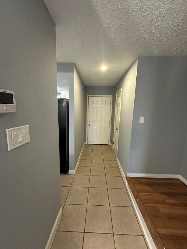 Building Photo - 8636 Village of Fondren