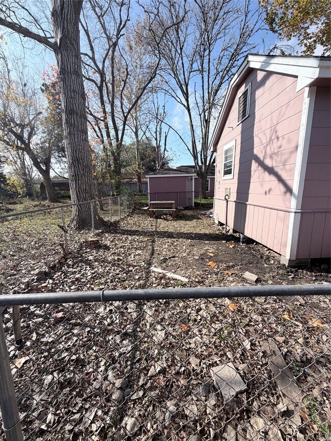 Building Photo - 608 E 4th St