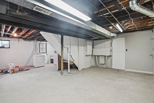 Building Photo - Fantastic Home in Fort Dupont Park! Parking and Basement Included!