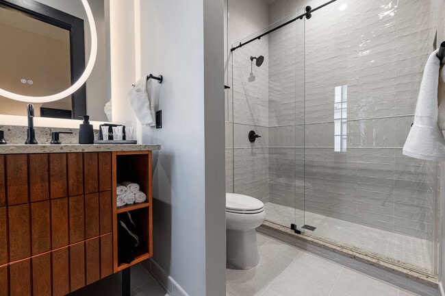 Building Photo - 1011 Canal St