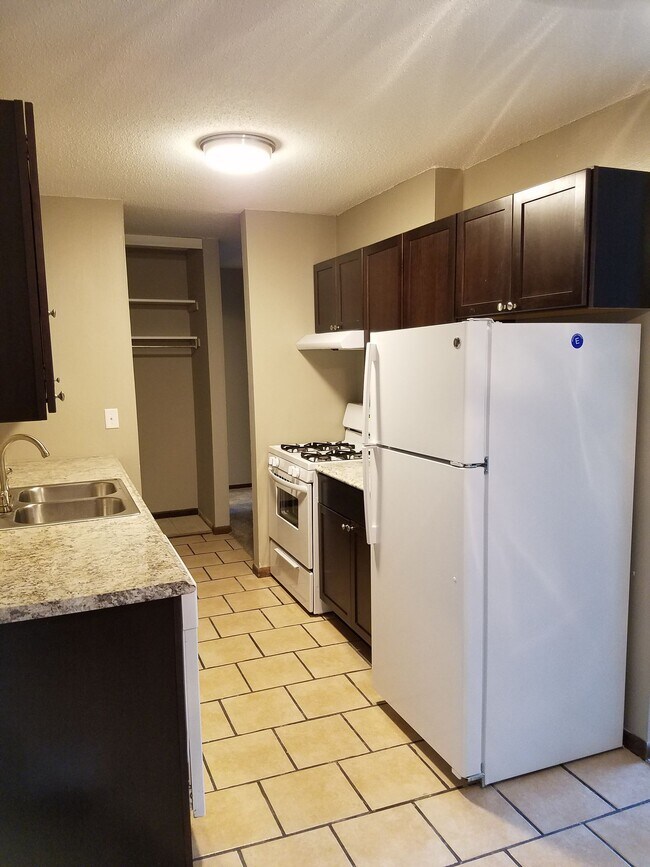 Building Photo - Remodeled 2 Bedroom