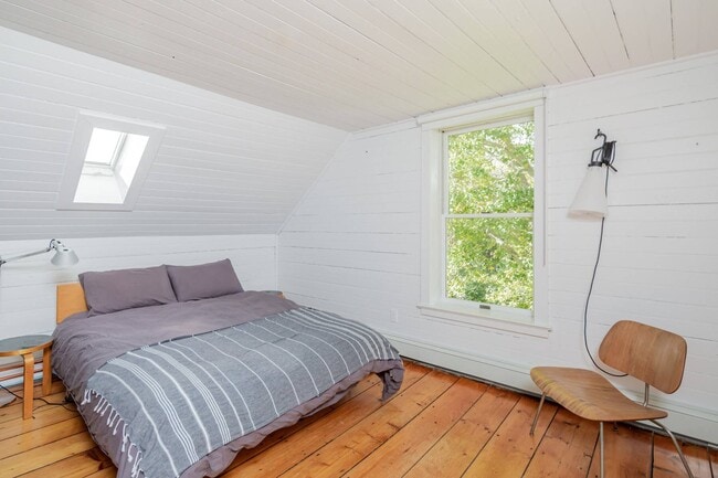 Building Photo - 706 Springs Fireplace Rd