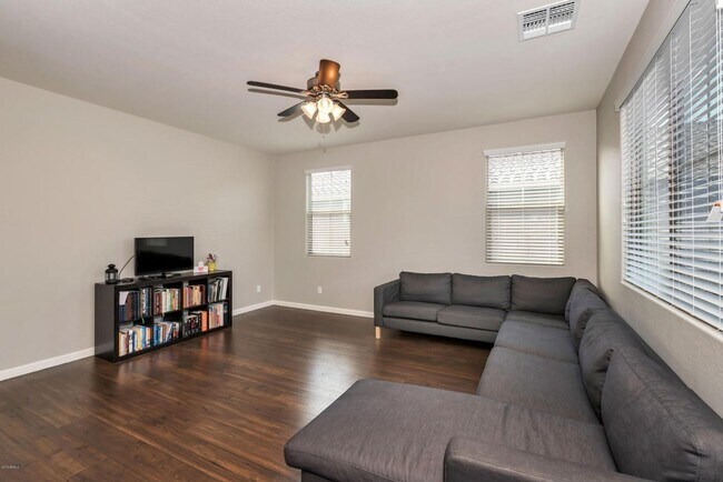 Building Photo - Spacious 5 Bedroom Home in Beautiful Chand...