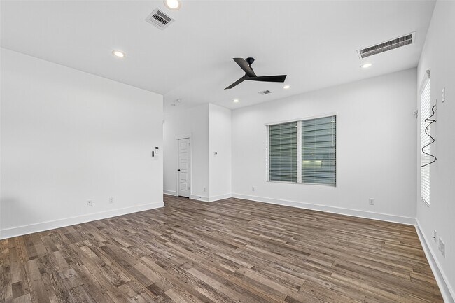 Building Photo - 1070 Mansfield St