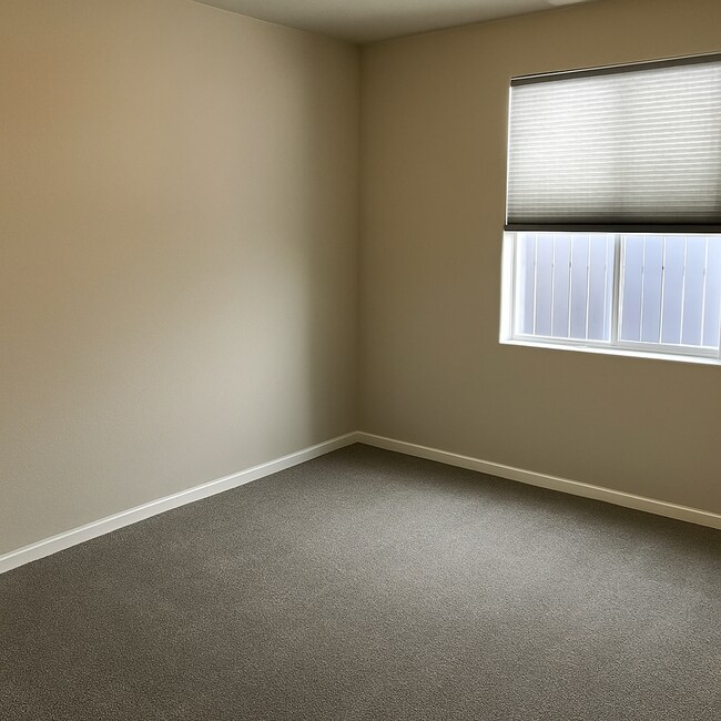 Building Photo - Gorgeous single-level 3x2 with fully fence...