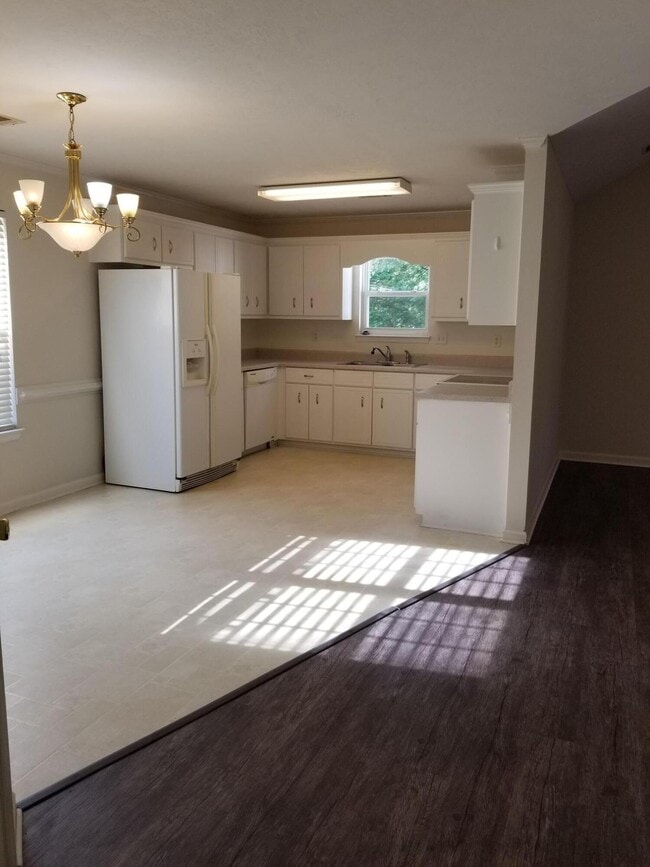 Building Photo - 2012 Sylvan Lake Dr