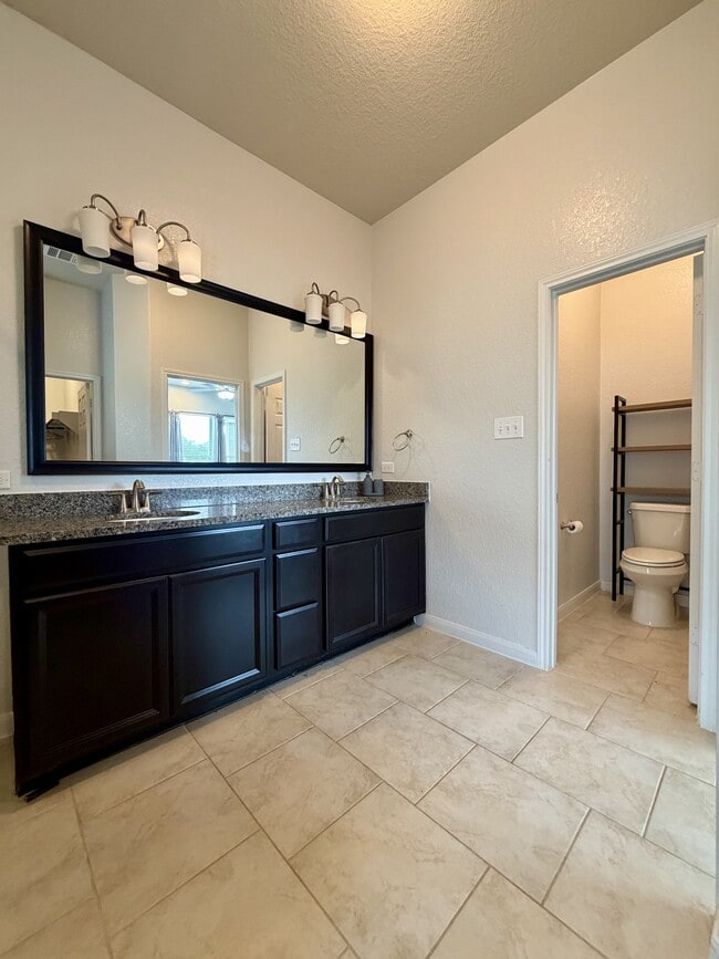 Building Photo - 646 Ridge Lawn Dr