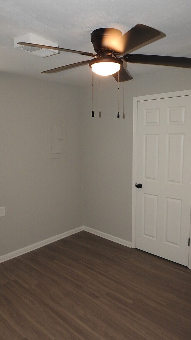 Building Photo - Charming 3 bedrooms and 1 bath home located on Elmwood Ave in Kansas City, MO