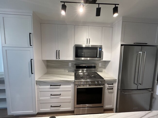 Building Photo - Fabulous Remodeled Condo