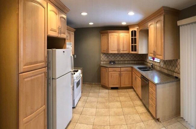 Building Photo - 924 E Windemere Ave