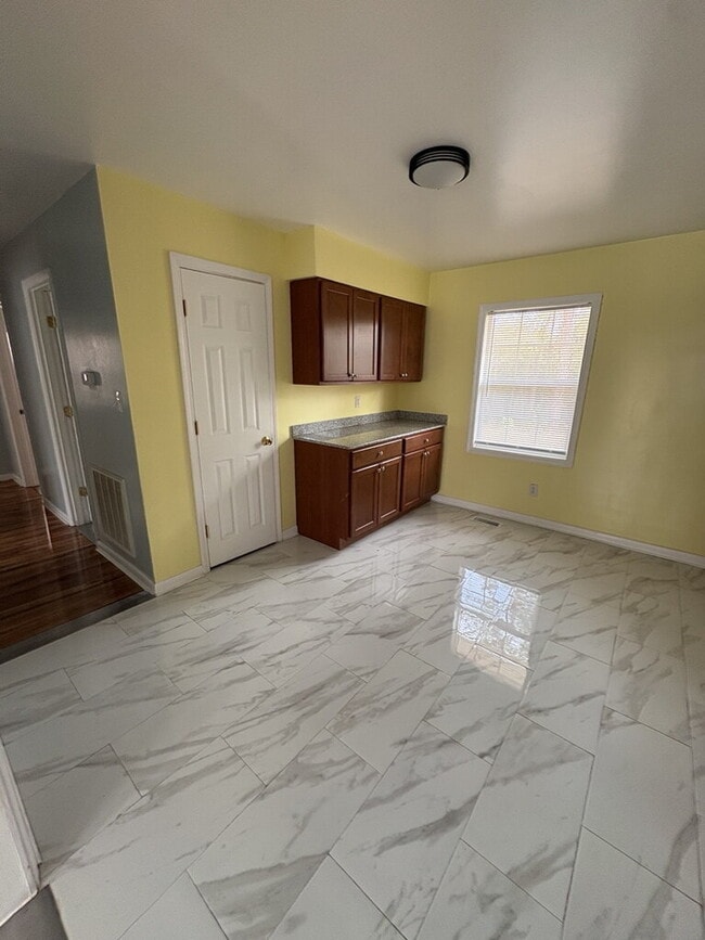 Building Photo - 123 Arthur Ct