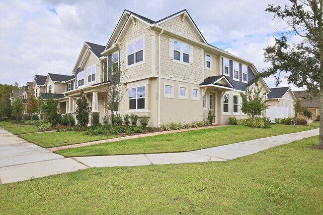 Building Photo - Beautifully Appointment 3/2 Modern Townhom...
