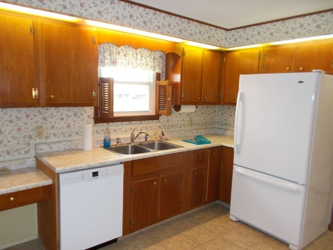 Building Photo - Spacious & Beautifully Maintained 3-Bedroo...