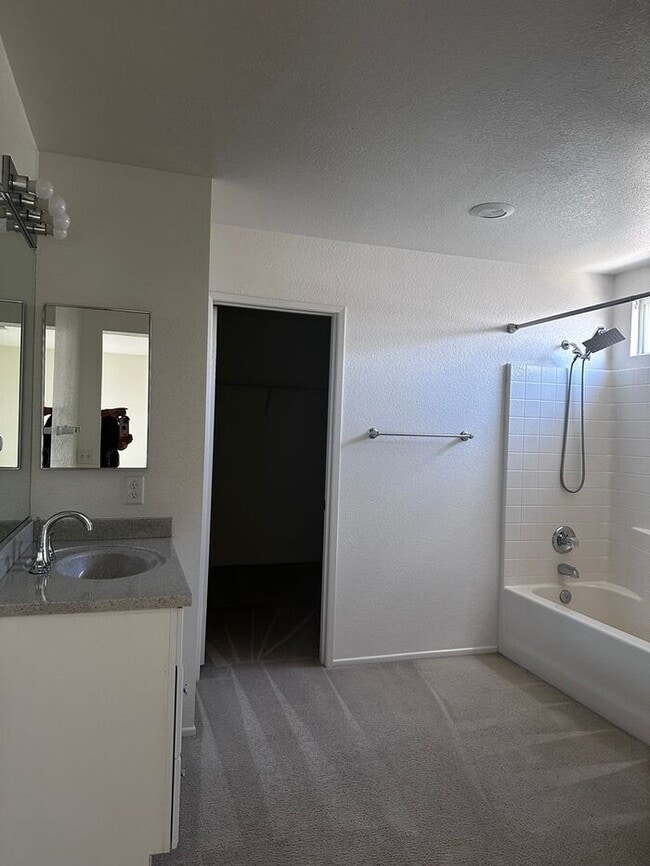 Building Photo - Welcome to this cozy home where comfort meets convenience. ? Now offering special pricing for Mov...