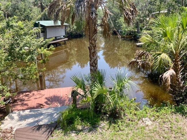 Building Photo - Captains' Lodge Old Homosassa