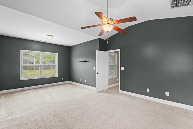 Building Photo - 3 bedroom Ranch Available Now!