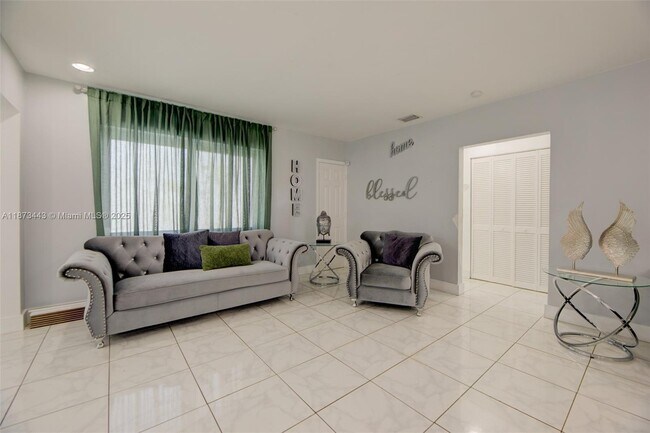 Building Photo - 1240 Peri St