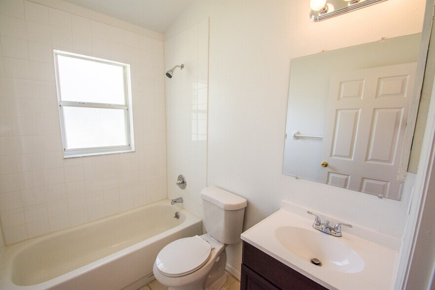 Building Photo - 3 Bed 2 Bath Home with Stainless Steel Appliances Near Poinciana Pkwy!