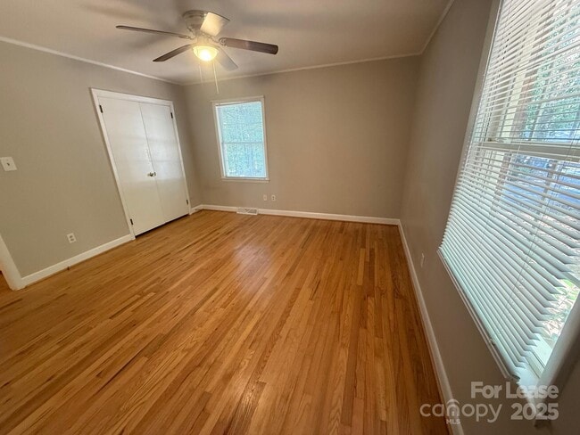Building Photo - 301 Montgomery Dr
