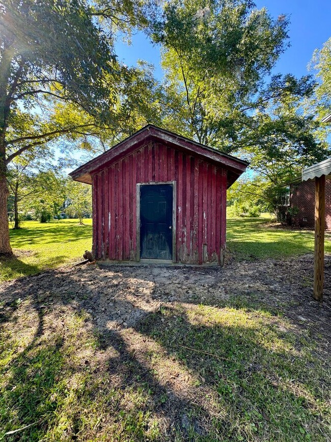 Building Photo - Beautiful home surrounded by nature & beauty!