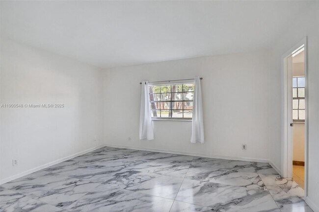 Building Photo - 1405 Miami Rd