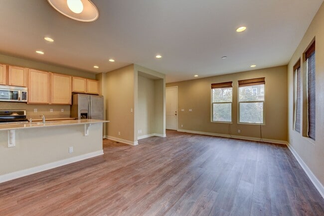 Building Photo - Beautiful 3 bed Uptown Broomfield Townhome...