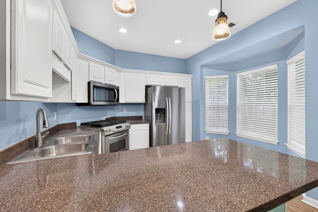 Building Photo - Spacious 3 Bed / 2 Bath Townhouse in Atlanta – $1,995/mo (Trash & Landscaping Included!)