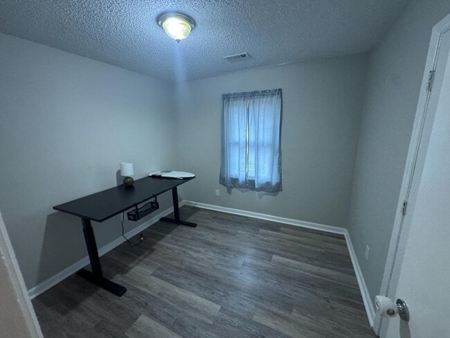 Building Photo - 304 Academy Dr