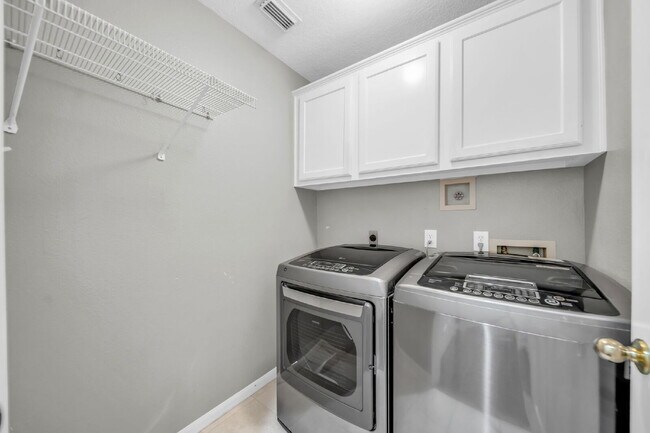 Building Photo - MOVE IN READY! Cream-of-the-crop location in the heart of the cul-de-sac!