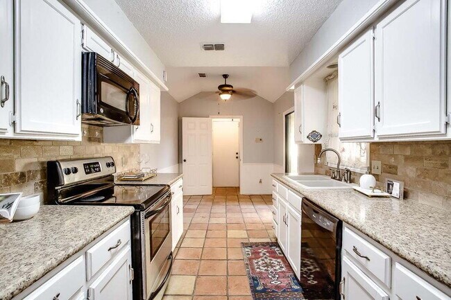Building Photo - Charming Townhome on a Quiet Cul-de-Sac