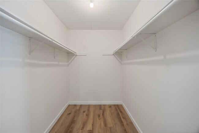 Building Photo - 5942 Ridgeway Dr