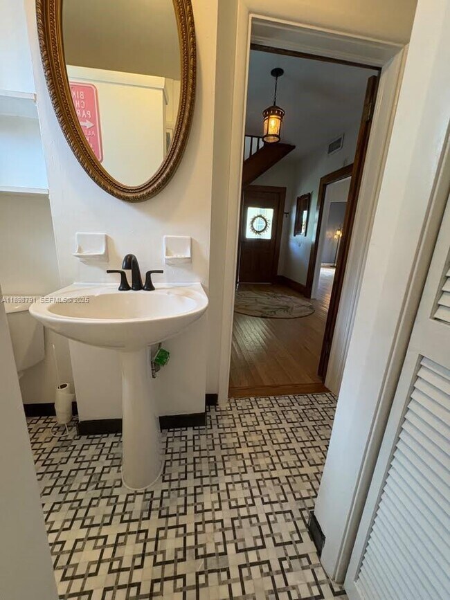 Building Photo - 830 S Beach St