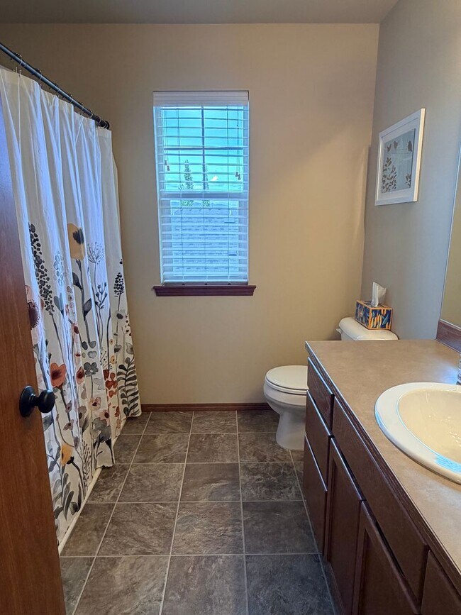 Building Photo - Short term, fully furnished home! 3 bed, 2.5 bath, central a/c, w/d, d/w, covered parking, great ...
