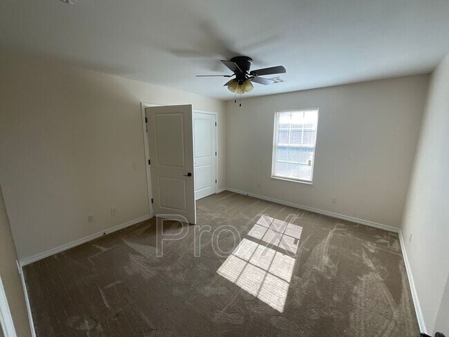 Building Photo - 408 Carson Way