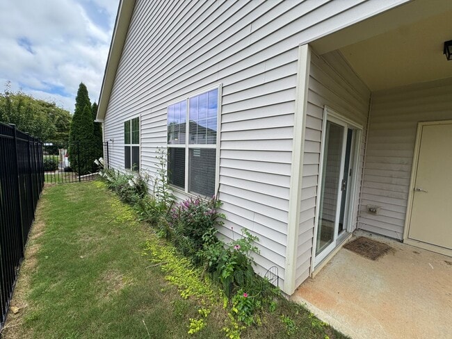 Building Photo - Bright & Spacious End Unit in Thompson Ridge