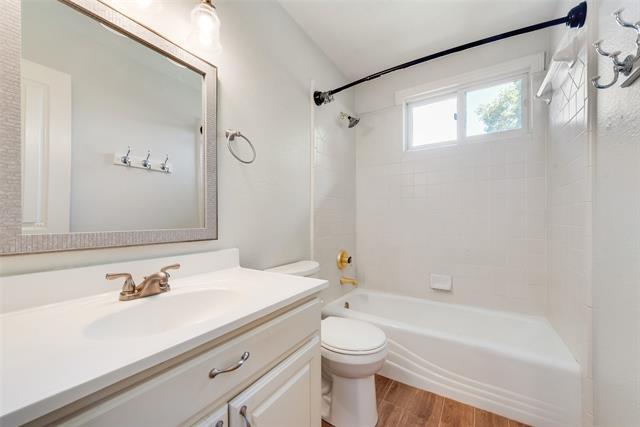 Building Photo - 3733 Oakwood Dr