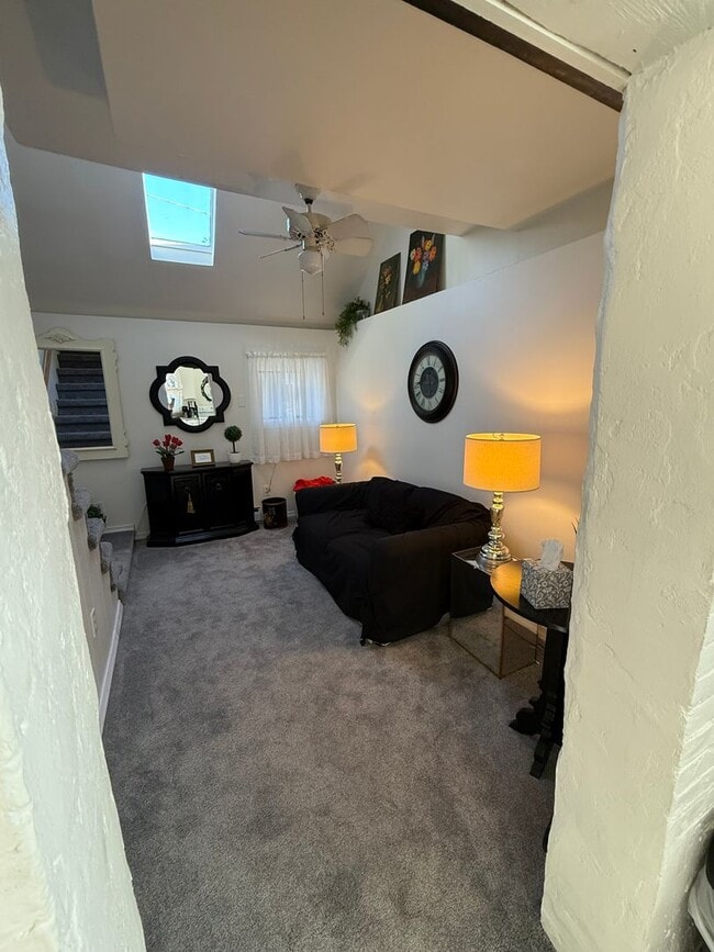 Building Photo - Charming Cottage in Newportville