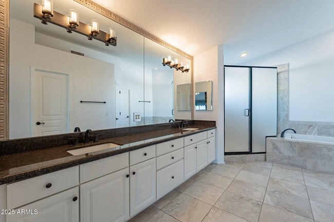 Building Photo - 7240 N Dreamy Draw Dr