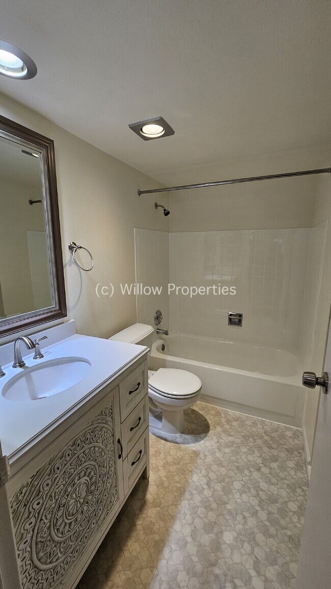 Building Photo - Two Bedroom Oakbrook Condo