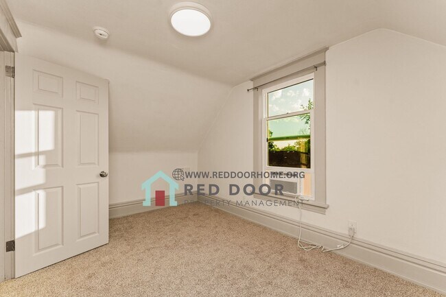 Building Photo - Beautiful  4-bedroom, 2-bathroom home