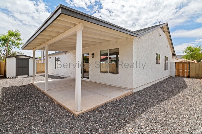 Building Photo - 1408 E Carson Rd